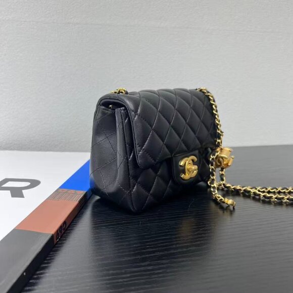 Classic CHANEL Bag: A Stylish and Versatile Choice for Elegance - Picture 6 of 6